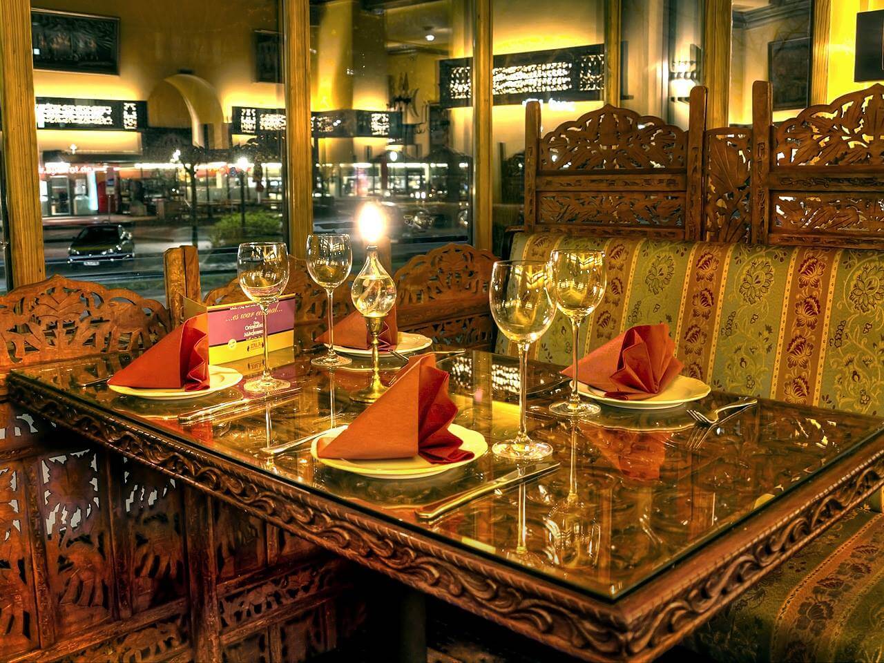 Ein Bild vom Restaurant Zala Rothenbaum vom gedeckten Tisch mit Wein-Gläser